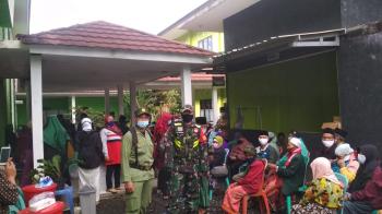 Babinsa Koramil 05/Kejajar   Melaksanakan Pendampingan  Vaksinasi Tahap 1.